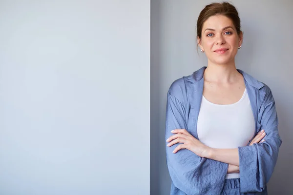 Een Glimlachende Vrouw Een Pyjama Die Bij Een Grijze Muur — Stockfoto