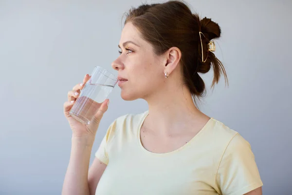 Kvinnan Dricker Vatten Tittar Bort Flicka Avslappnade Kläder Isolerat Porträtt — Stockfoto