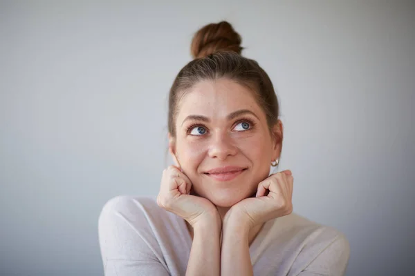 Mujer Pensante Enfocada Cerca Retrato Cara Chica Mirando Hacia Otro — Foto de Stock