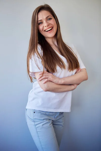 Mujer Sonriente Retrato Camisa Blanca Con Brazos Cruzados Chica Feliz —  Fotos de Stock