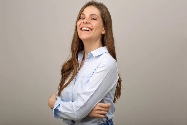 Mulher Negócios Sorridente Com Cabelos Longos Camisa Azul Fica Com — Fotografia de Stock