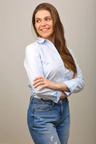 Mulher Sorridente Camisa Azul Olhando Para Trás Sobre Ombro Mantém — Fotografia de Stock