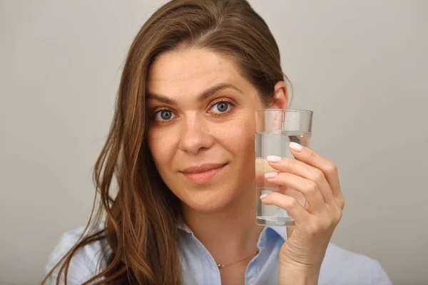 Volto Donna Sorridente Bere Acqua Primo Piano Ritratto Isolato — Foto Stock