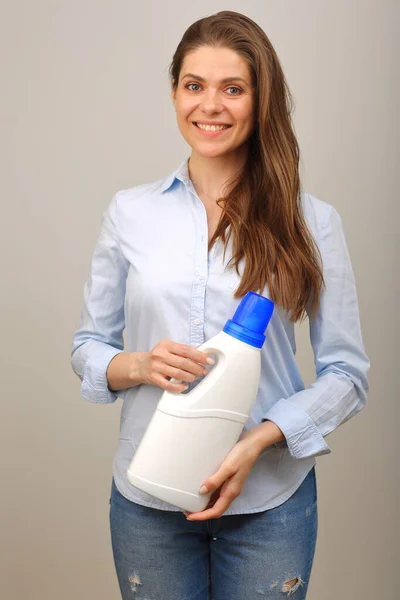 Mulher Feliz Roupas Casuais Segurando Detergente Lavanderia Retrato Feminino Isolado — Fotografia de Stock