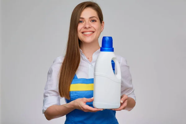Uśmiechnięta Kobieta Lub Pracownik Pralni Trzymający Dużą Białą Butelkę Detergentu — Zdjęcie stockowe