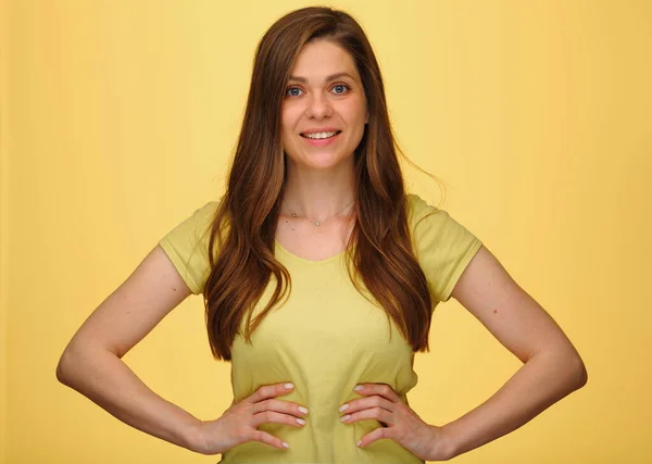 Sarı Tişörtlü Mutlu Bir Kadın Izole Arka Planda Duruyor Ele — Stok fotoğraf