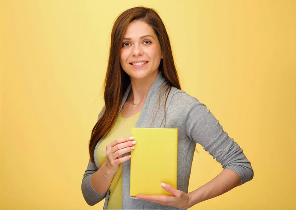 Glimlachende Vrouw Geel Shirt Met Boek Geïsoleerd Gele Achtergrond Studio — Stockfoto