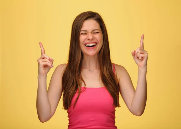 Счастливая Смеющаяся Эмоциональная Женщина Закрытыми Глазами Указывающая Пальцами Желтую Изолированную — стоковое фото