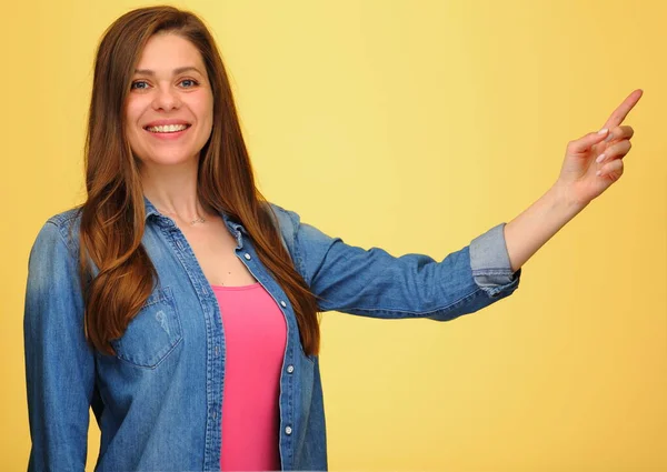 Mujer Feliz Señalando Con Dedo Espacio Copia Sobre Fondo Amarillo —  Fotos de Stock