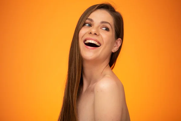 Mulher Rindo Com Cabelos Longos Ombros Desnudados Olhando Para Cima — Fotografia de Stock