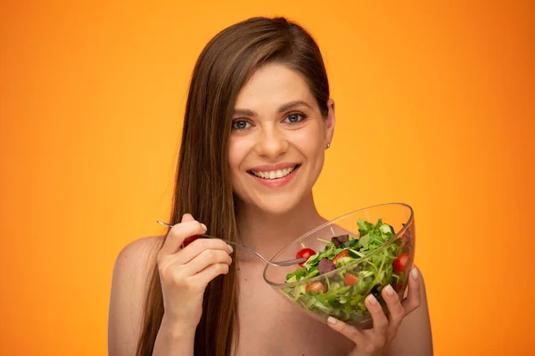 笑顔の女性裸の肩を持つボウルを保持緑のサラダでオレンジ黄色の背景に隔離 — ストック写真