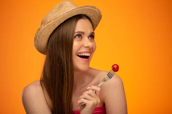 Mujer Feliz Sombrero Mexicano Sosteniendo Tenedor Con Tomate Mirando Hacia —  Fotos de Stock