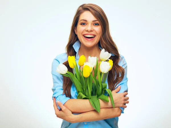 Feliz Mujer Sonriente Sosteniendo Flores Delante Ella Retrato Femenino Aislado —  Fotos de Stock