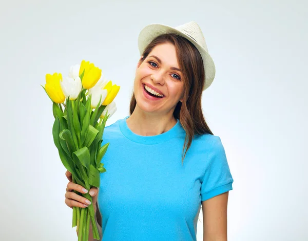 Mulher Rindo Com Emoção Felicidade Segurando Flores Retrato Feminino Isolado — Fotografia de Stock