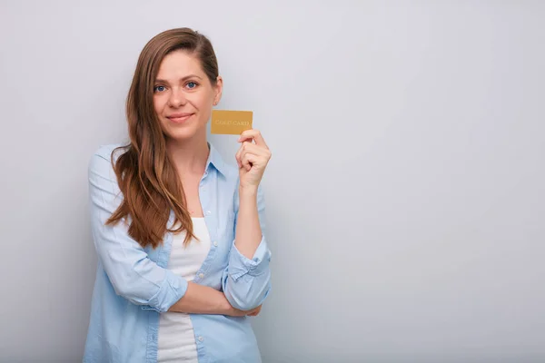 Kreditkort Handen Leende Kvinna Med Långt Hår Klädd Blå Vit — Stockfoto