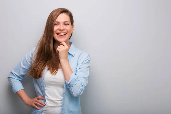 Mulher Sorridente Azul Casual Camisa Isolado Retrato Menina Tocando Rosto — Fotografia de Stock