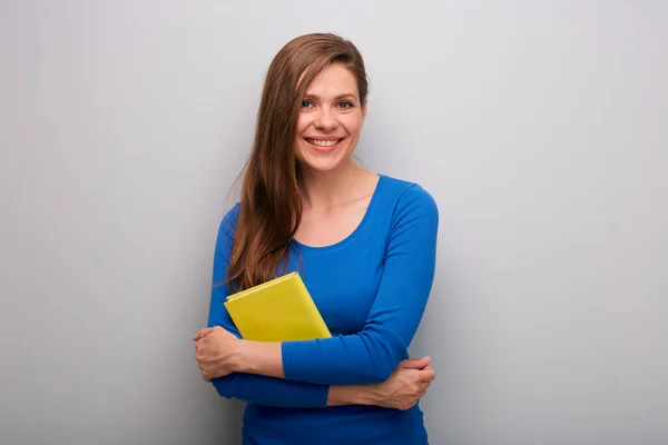 Estudiante Adulta Con Libro Amarillo Retrato Aislado Cerca Pared Gris —  Fotos de Stock