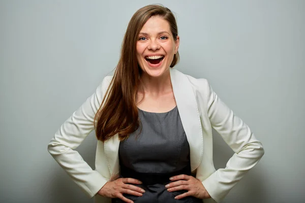 Mulher Negócios Feliz Terno Branco Com Mãos Cintura Retrato Isolado — Fotografia de Stock