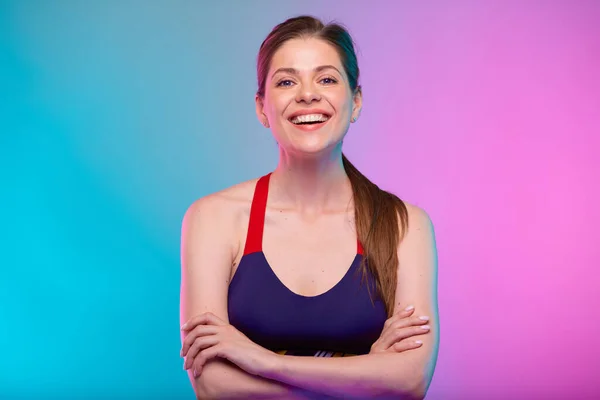 Spor Kıyafetli Kolları Çapraz Duran Gülümseyen Bir Kadın Neon Çok — Stok fotoğraf
