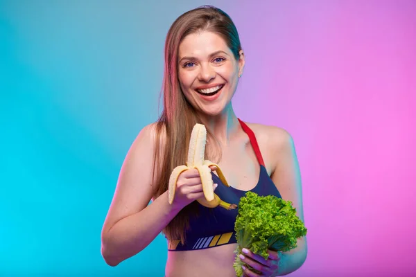 비타민 음식의 컨셉은 샐러드와 바나나를 스포츠적 있습니다 배경에 분리되어 여성의 — 스톡 사진