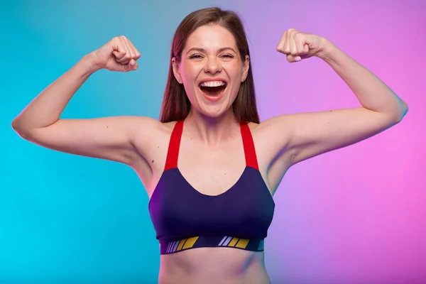 Spor Kıyafetli Mutlu Duygusal Kadın Kollarını Esnetiyor Kaslarını Gösteriyor Neon — Stok fotoğraf