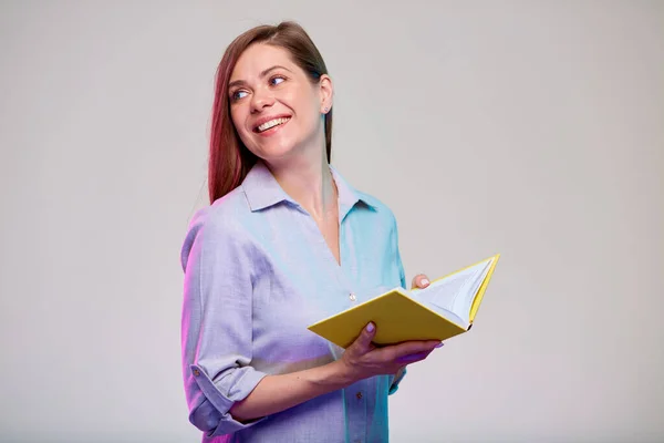Usmívající Učitelka Nebo Dospělá Studentka Držící Otevřenou Žlutou Knihu Dívá — Stock fotografie
