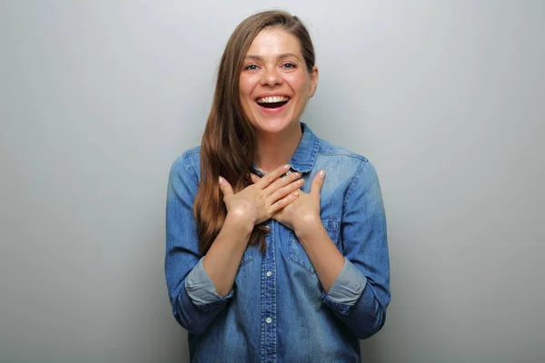 Συναισθηματική Γυναίκα Που Γελάει Χέρια Στην Καρδιά Στο Στήθος Απομονωμένο — Φωτογραφία Αρχείου