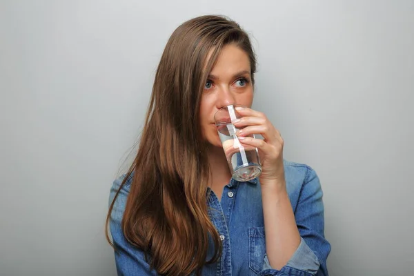 Mujer Beber Agua Mirar Hacia Otro Lado Retrato Femenino Aislado — Foto de Stock