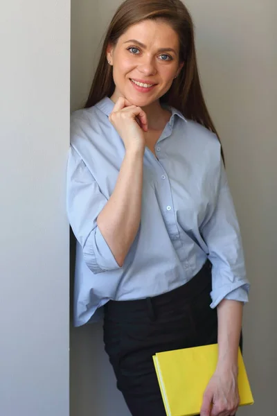 Insegnante Donna Con Libro Sorridente Donna Affari — Foto Stock