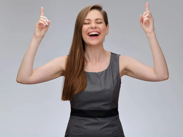 Lycklig Kvinna Med Slutna Ögon Affärer Klänning Pekar Finger Upp — Stockfoto