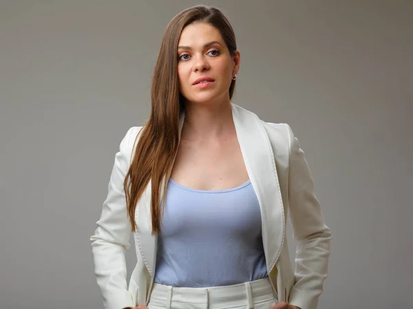 Beyaz Takım Elbiseli Başarılı Genç Kadını Ellerini Cebinde Tutuyor Stüdyo — Stok fotoğraf