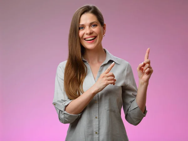 Sorrindo Mulher Feliz Camisa Cinza Apontando Dedo Para Cima Retrato — Fotografia de Stock