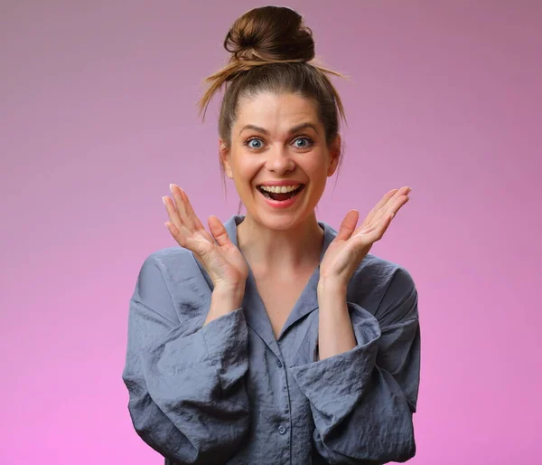 Mujer Sorprendente Pijama Retrato Facial Femenino Aislado Rosa —  Fotos de Stock