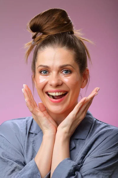 Förvånande Förvånad Kvinna Pyjamas Röra Hennes Ansikte Med Händerna Isolerade — Stockfoto