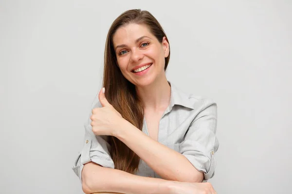 Jovem Sorridente Senta Cadeira Mostra Polegar Para Cima Retrato Feminino — Fotografia de Stock