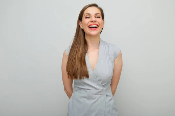 幸せな笑顔ビジネス女性立って腕後ろ 隔離された女性のスタジオの肖像画 若いビジネス女性でグレードレス — ストック写真