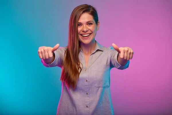 Mujer Sonriente Muestra Los Pulgares Hacia Arriba Retrato Con Luces —  Fotos de Stock