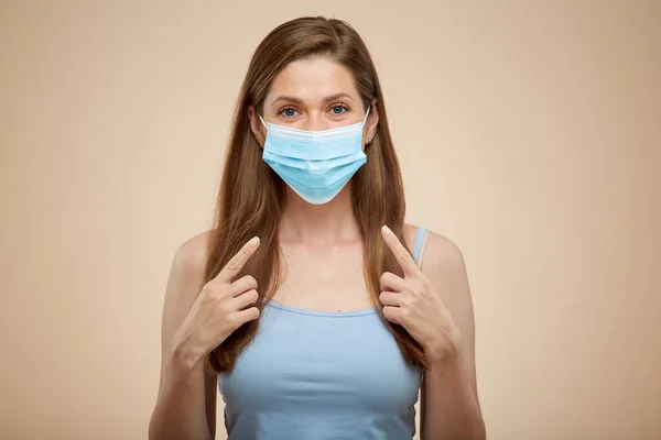 Mulher Com Máscara Médica Apontando Dedo Retrato Isolado — Fotografia de Stock