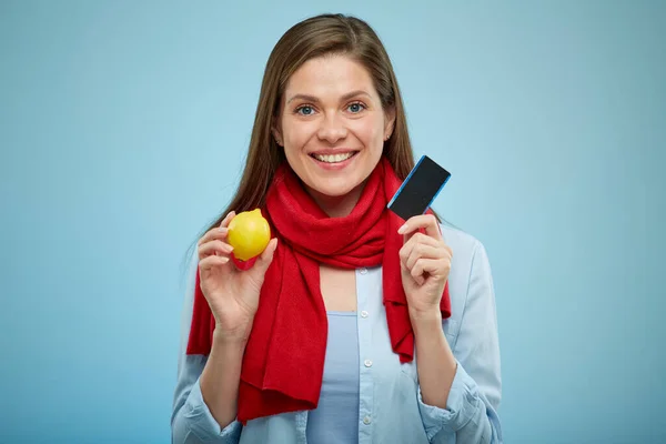 Mulher Sorridente Com Cachecol Vermelho Segurando Limão Remédio Retrato Feminino — Fotografia de Stock