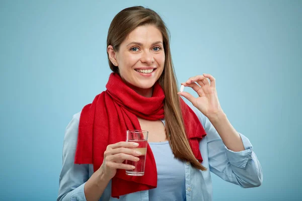 Mujer Sonriente Bufanda Comiendo Píldora Droga Beber Agua Retrato Femenino —  Fotos de Stock