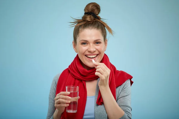 Mulher Sorridente Cachecol Vermelho Comer Vitamina Drogas Pílula Com Água — Fotografia de Stock