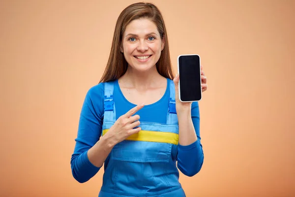 Žena Montérkách Držící Smartphone Ukazující Prstem Izolovaný Portrét Pracovnice — Stock fotografie