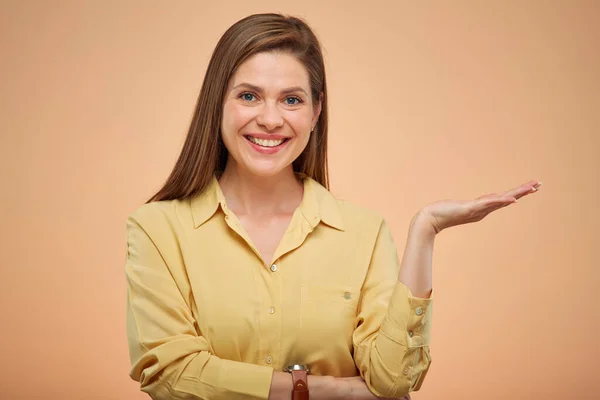 Sorrindo Jovem Segurando Mão Vazia Isolado Retrato Estúdio Fundo Amarelo — Fotografia de Stock