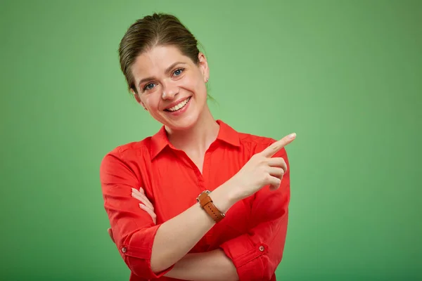 Vrouw Met Rode Wijsvinger Aan Zij Geïsoleerd Groen — Stockfoto