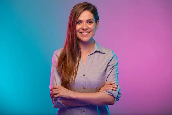 Χαμογελαστή Γυναίκα Χέρια Σταυρωμένα Πορτρέτο Φώτα Νέον Επιχειρηματίας Απομονωμένη Πολύχρωμο Εικόνα Αρχείου