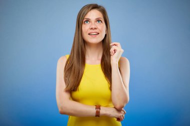 Sarı elbiseli, gülümseyen genç bayan yukarı bakıyor. soyutlanmış kadın portresi.