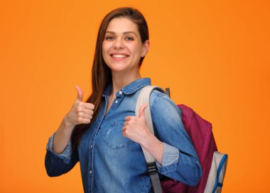 Öğrenci kadın, mavi gömlekli, sırt çantalı, gülümseyen genç bayanın portresini parmakla parmakla..