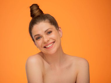 Bun saç stili ve çıplak omuzlar. Genç gülümseyen bayan için en iyisi. Güzellik tarzında izole edilmiş bir portre..