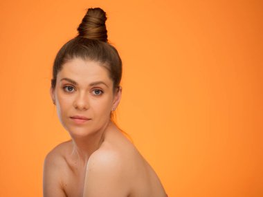 Çıplak omuzlu, mercimek gibi saçı olan, izole edilmiş, güzellik stili bir portresi olan genç ve hayalperest bir kadın. Hiç rötuş yapmayan yüzü olan bir kız..