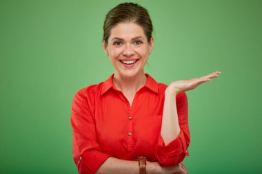 Yeşil arka planda boş elle izole edilmiş kadın portresi..